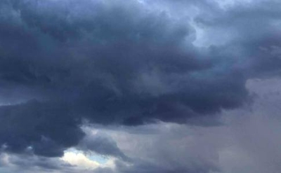 Tummat pilvet taivaalla ryskyy.